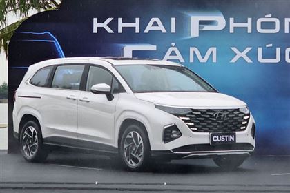Hyundai Custin Base _ AT 