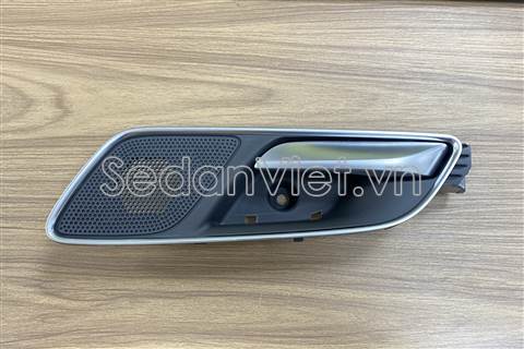 Tay mở cửa trong sau trái 10430791