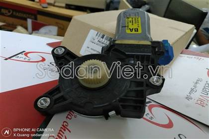 Motor lên xuống kính cánh cửa trước