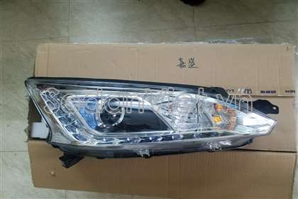 Vỏ đèn pha phải dùng cho xe Luxgen M7 2011