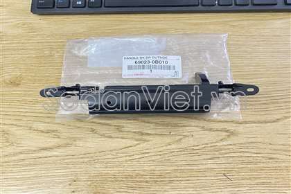 Tay mở cửa cốp hậu