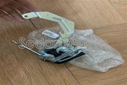 Ổ khóa ngậm cánh cửa trước trái 69030BZ090