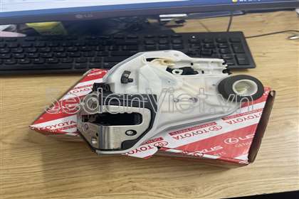Ổ khóa ngậm cánh cửa sau phải Toyota Fortuner TRD 2019-2022