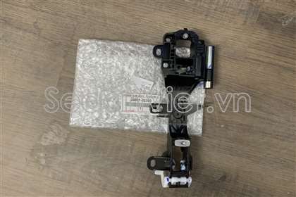 Giá đỡ tay mở cửa trước Toyota Corolla Altis 2019-2022