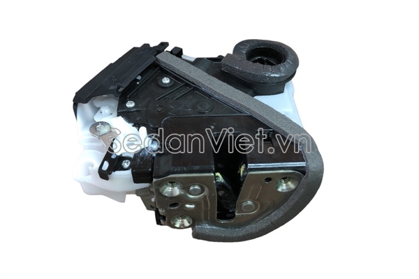 Ổ khóa ngậm cánh cửa sau 69330BZ250