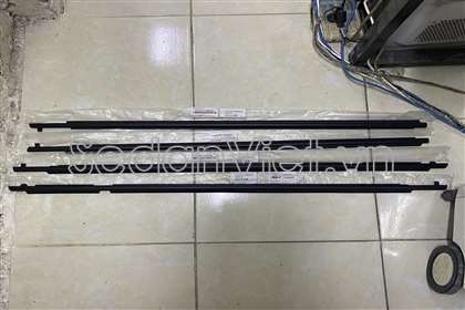 Nẹp chân kính cánh cửa ngoài trước Toyota RAV4 2006-2008