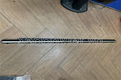 Nẹp chân kính cánh cửa ngoài trước 7573002160