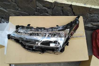 Vỏ đèn pha phải Toyota Altis New 2017