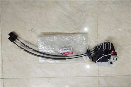 Ổ khóa ngậm cánh cửa trước 81320A7011