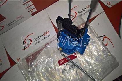 Ổ khóa ngậm cánh cửa trước phải 813211W070