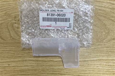 Nắp kính đèn trần xe 8139106020