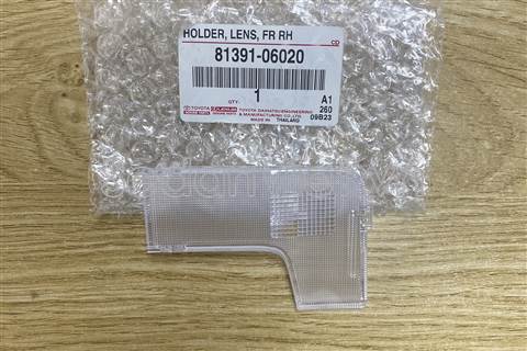 Nắp kính đèn trần xe 8139106020