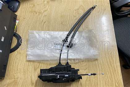 Ổ khóa ngậm cánh cửa sau trái 814102B000