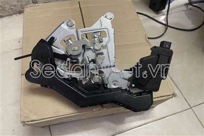 Ổ khóa ngậm cánh cửa sau Hyundai Starex 2014-2016