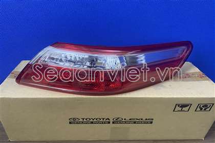 Vỏ đèn hậu phải 8155133340