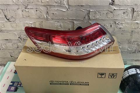 Vỏ đèn hậu trái 8156133520