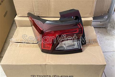 Đèn hậu ngoài trái 81561BZ480