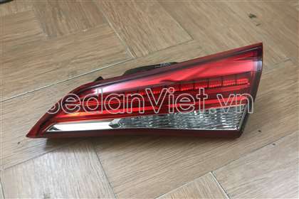 Đèn hậu trong phải 815810D490