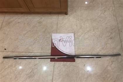 Nẹp chân kính cánh cửa ngoài trước phải 822202W000