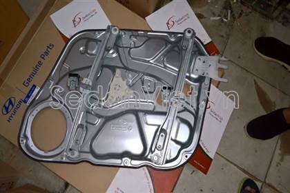 Compa nâng hạ kính cánh cửa trước trái 824712L001