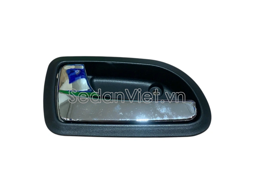 Tay mở cửa trong trước có mạ