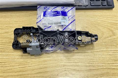 Đế bắt tay mở cửa sau