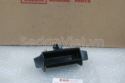 Tay mở cửa cốp hậu