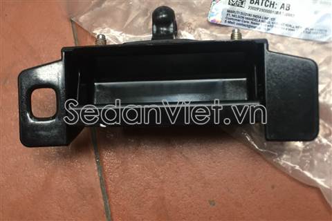 Tay mở cửa cốp hậu
