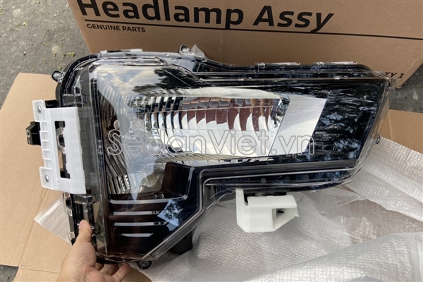 Vỏ đèn pha trái 8301D831