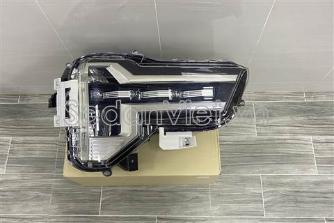 Vỏ đèn pha phải 8301D840