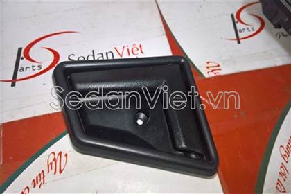 Tay mở cửa trong trước trái