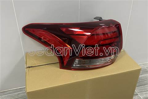 Đèn hậu ngoài trái 8330B173