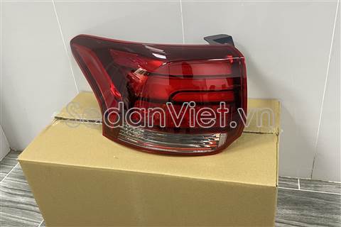 Đèn hậu ngoài trái 8330B175