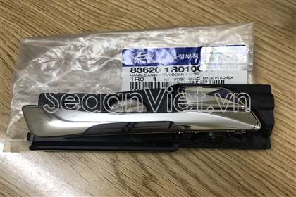 Tay mở cửa trong sau phải