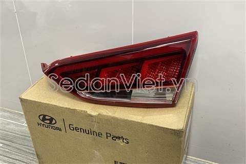 Đèn hậu trong phải 92404H6600