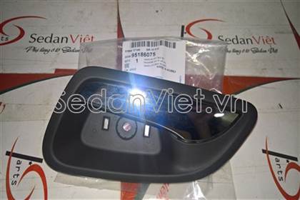 Tay mở cửa trong trước