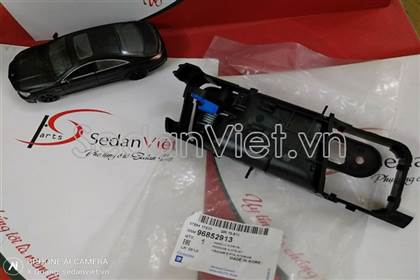 Tay mở cửa trong trước trái 96852913