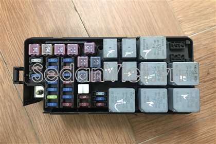 Hộp cầu chì đầu xe 96982023