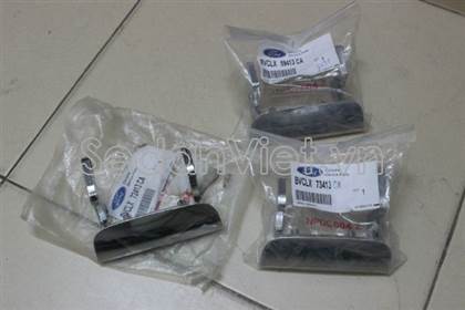 Tay mở cửa ngoài trước dùng cho xe Ford Laser 2004