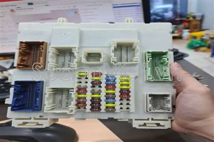 Hộp cầu chì đầu xe - DB3914A073BE