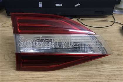 Đèn hậu trong trái Ford Everest 2016