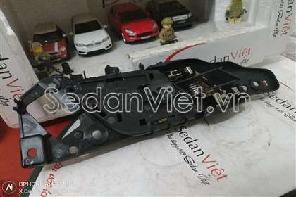 Tay mở cửa trong trước trái EB3B22601