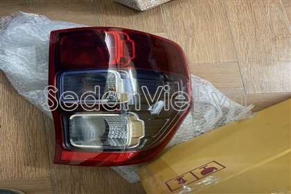 Đèn hậu lòng đen JB3Z13404J