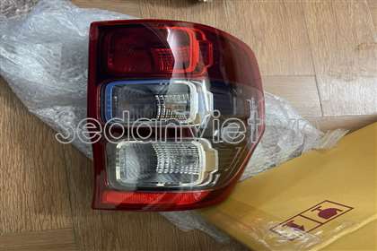 Đèn hậu lòng đen JB3Z13404J