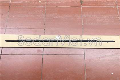 Nẹp chân kính cánh cửa ngoài trước phải KB7W50640C