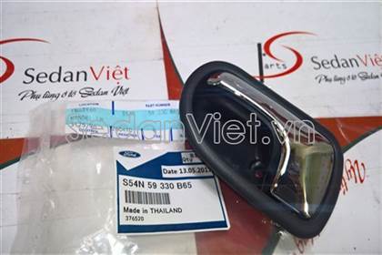 Tay mở cửa trong trước Ford Laser 2005