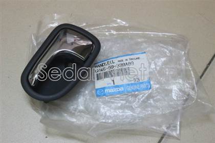 Tay mở cửa trong trước Ford Laser 2004