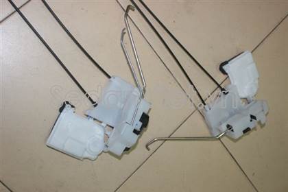 Ổ khóa ngậm cánh cửa trước phải UR8058310A
