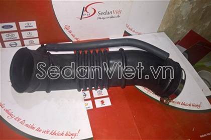 Ống hút gió vào hộp lọc gió Ford Laser 2004