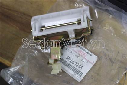Ổ khóa ngậm cánh cửa hậu Mitsubishi Pajero V44 2003